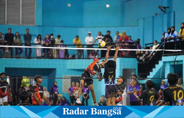 Aksi pemain dalam laga pembuka Turnamen Voli Antar Klub se-Kota Probolinggo di GOR A. Yani, Sabtu (6/9) malam. (Foto Dok Nanang/RadarBangsa.co.id)