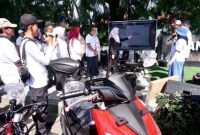 Bupati Banyuwangi Ipuk Fiestiandani (tengah berjilbab) mengundi pemenang hadiah utama sepeda motor pada program Sipundiwangi tahap pertama di area Car Free Day Banyuwangi, Minggu (28/9/2025). (Foto Dok Ho/RadarBangsa.co.id)