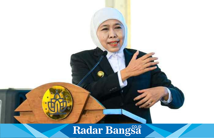 Gubernur Jawa Timur Khofifah Indar Parawansa saat menyampaikan orasi ilmiah pada Wisuda Universitas KH Abdul Chalim Mojokerto, Minggu (21/9). (Foto Dok Biro Adpim/Ho RadarBangsa.co.id)