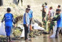 Wakil Wali Kota Blitar Elim Tyu Samba ikut aksi bersih-bersih Sungai Rembang pada peringatan World Cleanup Day 2025, Sabtu (20/9/2025). (Foto RadarBangsa/Ho Kmf)