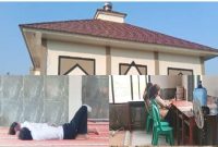 Mushola di Desa Cipedang, Kecamatan Bongas, Indramayu, menjadi ruang darurat kegiatan belajar mengajar bagi siswa SMK Al Hijrah. (Foto Dok Jayas)