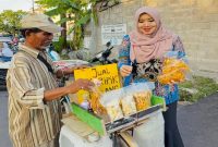 Momen akrab Senator Lia Istifhama ketika membeli keripik pisang dari pedagang keliling di Surabaya. (Foto Dok HoRadarBangsa.co.id)