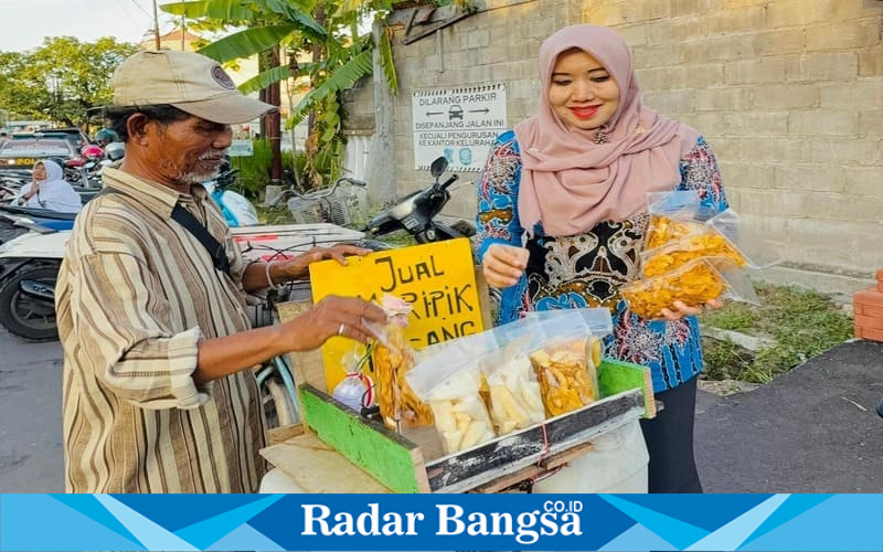 Momen akrab Senator Lia Istifhama ketika membeli keripik pisang dari pedagang keliling di Surabaya. (Foto Dok HoRadarBangsa.co.id)