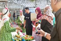 Anggota DPD RI Lia Istifhama (berjilbab merah) tampak berinteraksi dengan peserta dalam kegiatan memasak yang digelar Fatayat NU (Foto Dok Ho/RadarBangsa.co.id)