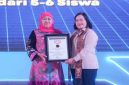Gubernur Khofifah Indar Parawansa menerima Piagam Penghargaan MURI atas keberhasilan Program SMA Double Track mencetak 1.600 Kelompok Usaha Siswa di Jawa Timur, Rabu (8/10/2025). (Foto Dok Ho/RadarBangsa.co.id)