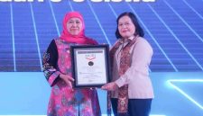 Gubernur Khofifah Indar Parawansa menerima Piagam Penghargaan MURI atas keberhasilan Program SMA Double Track mencetak 1.600 Kelompok Usaha Siswa di Jawa Timur, Rabu (8/10/2025). (Foto Dok Ho/RadarBangsa.co.id)