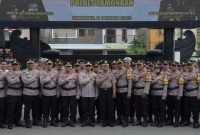 Jajaran anggota Polres Lamongan mengikuti upacara kenaikan pangkat pengabdian di halaman Mapolres Lamongan, Senin (6/10/2025) (Foto Dok Ho/RadarBangsa.co.id)