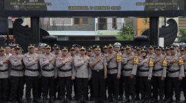 Jajaran anggota Polres Lamongan mengikuti upacara kenaikan pangkat pengabdian di halaman Mapolres Lamongan, Senin (6/10/2025) (Foto Dok Ho/RadarBangsa.co.id)