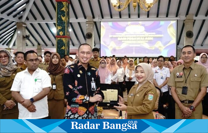 Wakil Bupati Malang, Dra. Hj. Lathifah Shohib, membuka Pelatihan Klasikal melalui Sosialisasi “Peduli Rumah ASN Makmur” bersama BP Tapera dan Bank Syariah Indonesia di Pendopo Agung Kabupaten Malang, Senin (27/10). (foto: Ist)