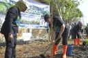 Wali Kota Semarang Agustina Wilujeng menanam bibit cemara laut di kawasan Pantai Mangunharjo, Kecamatan Tugu, Rabu (15/10/2025), (Foto Dok Ho/RadarBangsa.co.id)
