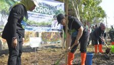 Wali Kota Semarang Agustina Wilujeng menanam bibit cemara laut di kawasan Pantai Mangunharjo, Kecamatan Tugu, Rabu (15/10/2025), (Foto Dok Ho/RadarBangsa.co.id)