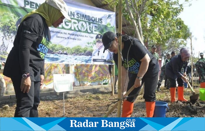 Wali Kota Semarang Agustina Wilujeng menanam bibit cemara laut di kawasan Pantai Mangunharjo, Kecamatan Tugu, Rabu (15/10/2025), (Foto Dok Ho/RadarBangsa.co.id)