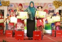 Ketua TP PKK Bangkalan Lutfiyana Lukman Hakim berfoto besama di ajang Pemilihan Cong Kene’ Bhing Ana’ 2025 di Gedung Serbaguna Rato Ebhu, Kamis (16/10/2025). (Foto Dok Ho/RadarBangsa.co.id)