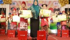 Ketua TP PKK Bangkalan Lutfiyana Lukman Hakim berfoto besama di ajang Pemilihan Cong Kene’ Bhing Ana’ 2025 di Gedung Serbaguna Rato Ebhu, Kamis (16/10/2025). (Foto Dok Ho/RadarBangsa.co.id)