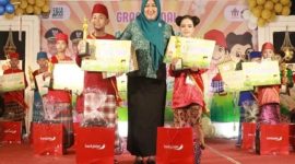 Ketua TP PKK Bangkalan Lutfiyana Lukman Hakim berfoto besama di ajang Pemilihan Cong Kene’ Bhing Ana’ 2025 di Gedung Serbaguna Rato Ebhu, Kamis (16/10/2025). (Foto Dok Ho/RadarBangsa.co.id)