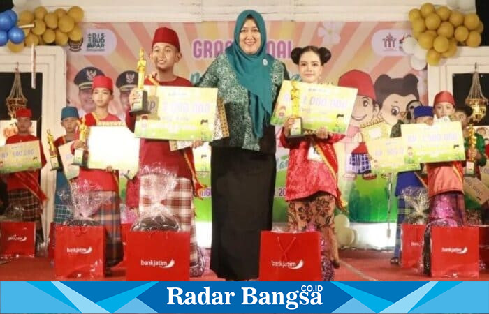 Ketua TP PKK Bangkalan Lutfiyana Lukman Hakim berfoto besama di ajang Pemilihan Cong Kene’ Bhing Ana’ 2025 di Gedung Serbaguna Rato Ebhu, Kamis (16/10/2025). (Foto Dok Ho/RadarBangsa.co.id)