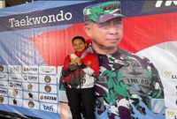 Alma Zafirah saat menerima medali dalam ajang Taekwondo Internasional, membanggakan Lamongan di kancah dunia. (Foto Dok Ho/RadarBangsa.co.id)