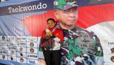 Alma Zafirah saat menerima medali dalam ajang Taekwondo Internasional, membanggakan Lamongan di kancah dunia. (Foto Dok Ho/RadarBangsa.co.id)