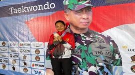 Alma Zafirah saat menerima medali dalam ajang Taekwondo Internasional, membanggakan Lamongan di kancah dunia. (Foto Dok Ho/RadarBangsa.co.id)