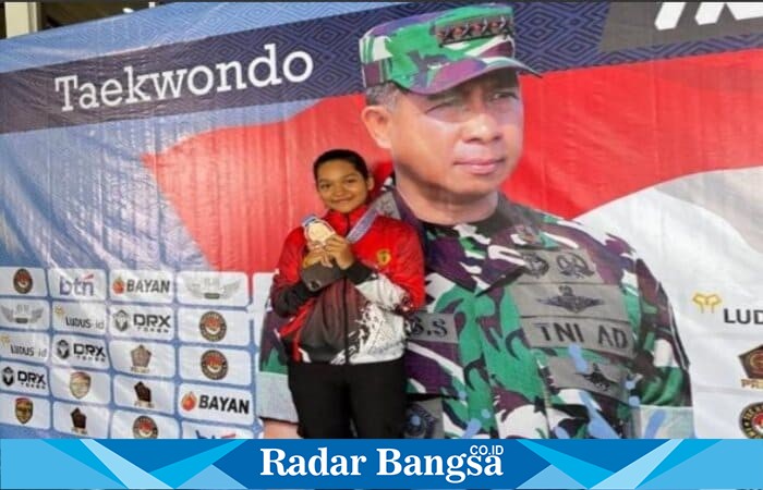 Alma Zafirah saat menerima medali dalam ajang Taekwondo Internasional, membanggakan Lamongan di kancah dunia. (Foto Dok Ho/RadarBangsa.co.id)