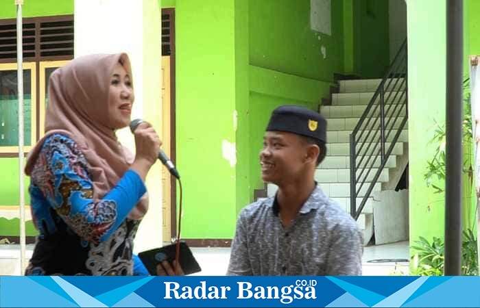 Anggota DPD RI Lia Istifhama berinteraksi dengan santri dalam sebuah kegiatan di lingkungan pesantren (Foto Dok Ho/RadarBangsa.co.id)