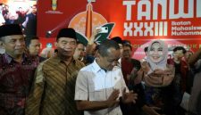 Senator DPD RI asal Jawa Timur, Lia Istifhama, berbincang hangat dengan Menteri ESDM Bahlil Lahadalia usai pembukaan Tanwir XXXIII IMM di Dome Universitas Muhammadiyah Malang, Rabu (29/10/2025). (Foto Dok Ho/RadarBangsa.co.id)