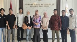 Anggota DPD RI asal Jawa Timur, Lia Istifhama (tengah), berfoto bersama sejumlah pihak usai pertemuan membahas percepatan pembangunan Madura di Kantor DPD RI Provinsi Jawa Timur. (Foto Dok Ho/RadarBangsa.co.id)