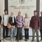 Anggota DPD RI asal Jawa Timur, Lia Istifhama (tengah), berfoto bersama sejumlah pihak usai pertemuan membahas percepatan pembangunan Madura di Kantor DPD RI Provinsi Jawa Timur. (Foto Dok Ho/RadarBangsa.co.id)