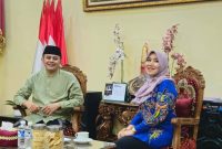 Gus Zaki menyambut kunjungan Anggota DPD RI sekaligus MPR RI Lia Istifhama di Pondok Pesantren Al Islah, Bondowoso, Jawa Timur, Minggu (26/10/2025). (Foto Dok Ho/RadarBangsa.co.id)