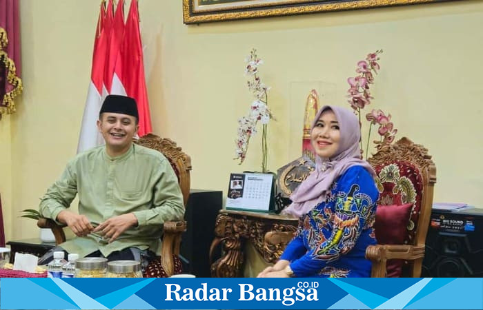 Gus Zaki menyambut kunjungan Anggota DPD RI sekaligus MPR RI Lia Istifhama di Pondok Pesantren Al Islah, Bondowoso, Jawa Timur, Minggu (26/10/2025). (Foto Dok Ho/RadarBangsa.co.id)