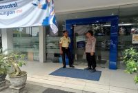 Anggota Polsek Tikung melakukan patroli dan dialogis dengan petugas keamanan di Bank BRI Unit Tikung, Lamongan, Minggu (5/10/2025), (Foto Dok Ho/RadarBangsa.co.id)