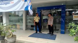 Anggota Polsek Tikung melakukan patroli dan dialogis dengan petugas keamanan di Bank BRI Unit Tikung, Lamongan, Minggu (5/10/2025), (Foto Dok Ho/RadarBangsa.co.id)