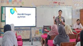 Kepala SDN 29 Cakranegara, Iswati, bersama perwakilan BBPOM Mataram saat foto bersama usai kegiatan edukasi keamanan pangan di sekolah. (Foto Dok Ho/RadarBangsa.co.id)