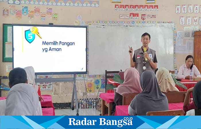 Kepala SDN 29 Cakranegara, Iswati, bersama perwakilan BBPOM Mataram saat foto bersama usai kegiatan edukasi keamanan pangan di sekolah. (Foto Dok Ho/RadarBangsa.co.id)