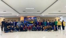 Sejumlah peserta dan panitia berpose bersama usai mengikuti kegiatan diskusi dan sosialisasi terkait demokrasi dan integritas publik di Gorontalo Utara, yang digagas oleh BEM Malang Raya. (Foto Istimewa)