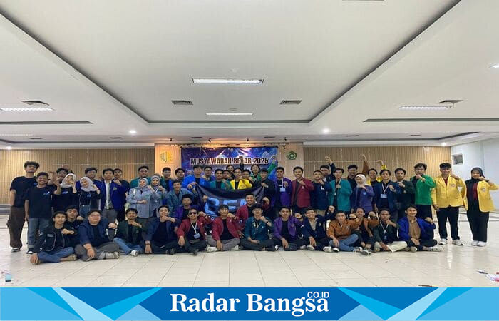 Sejumlah peserta dan panitia berpose bersama usai mengikuti kegiatan diskusi dan sosialisasi terkait demokrasi dan integritas publik di Gorontalo Utara, yang digagas oleh BEM Malang Raya. (Foto Istimewa)