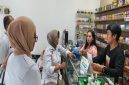 Petugas BNN Kota Mataram memberikan sosialisasi bahaya penyalahgunaan narkotika yang disamarkan dalam cairan vape kepada pemilik toko vape di Jalan Sriwijaya, Mataram, Kamis (23/10) (Foto Dok Ho/RadarBangsa.co.id)