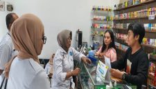 Petugas BNN Kota Mataram memberikan sosialisasi bahaya penyalahgunaan narkotika yang disamarkan dalam cairan vape kepada pemilik toko vape di Jalan Sriwijaya, Mataram, Kamis (23/10) (Foto Dok Ho/RadarBangsa.co.id)