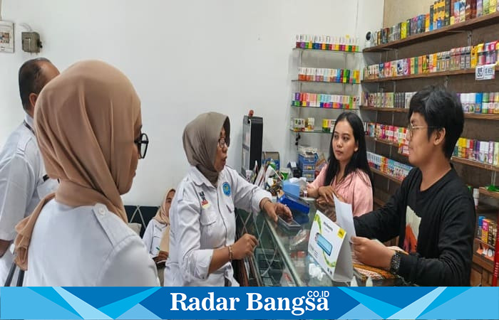 Petugas BNN Kota Mataram memberikan sosialisasi bahaya penyalahgunaan narkotika yang disamarkan dalam cairan vape kepada pemilik toko vape di Jalan Sriwijaya, Mataram, Kamis (23/10) (Foto Dok Ho/RadarBangsa.co.id)