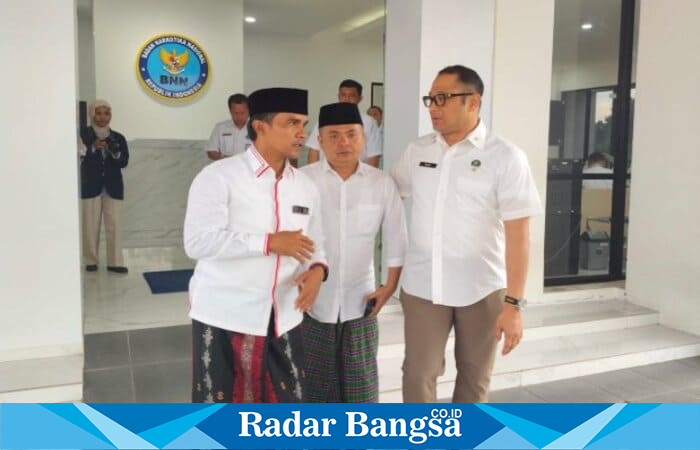Bupati Bangkalan Lukman Hakim bersama Wakil Bupati Moh. Fauzan Ja’far meninjau Laboratorium Narkotika BNN Kabupaten Bangkalan di Jalan Akses Jembatan Suramadu, Rabu (22/10/2025). (Foto Dok Ho/RadarBangsa.co.id)