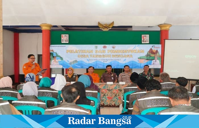 Plt. Kalaksa BPBD Kabupaten Malang membuka kegiatan pelatihan Desa Tangguh Bencana (Destana) di Balai Desa Sutojayan, Kecamatan Pakisaji, Selasa (9/9/2025). (Foto Dok HO/RadarBangsa.co.id)