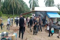 Tim penyidik Unit Tipidter Polres Asahan bersama BPN melakukan pemeriksaan objek tanah HGU milik PT BSP Tbk Kisaran di Divisi 2 Kuala Puasa Estate, Kecamatan Tinggi Raja, Kabupaten Asahan. (Foto: Joko)