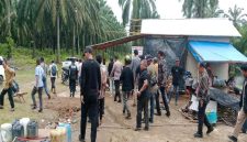 Tim penyidik Unit Tipidter Polres Asahan bersama BPN melakukan pemeriksaan objek tanah HGU milik PT BSP Tbk Kisaran di Divisi 2 Kuala Puasa Estate, Kecamatan Tinggi Raja, Kabupaten Asahan. (Foto: Joko)
