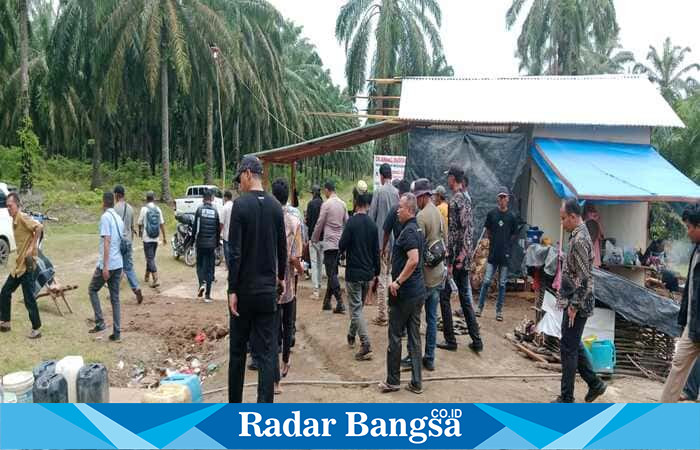 Tim penyidik Unit Tipidter Polres Asahan bersama BPN melakukan pemeriksaan objek tanah HGU milik PT BSP Tbk Kisaran di Divisi 2 Kuala Puasa Estate, Kecamatan Tinggi Raja, Kabupaten Asahan. (Foto: Joko)
