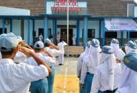Para siswa SMK di Bojonegoro mengikuti kegiatan penguatan bela negara yang digelar secara serentak oleh jajaran Babinsa Kodim 0813 Bojonegoro, Senin (20/10/2025). (Foto Dok Ho/RadarBangsa.co.id)