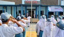 Para siswa SMK di Bojonegoro mengikuti kegiatan penguatan bela negara yang digelar secara serentak oleh jajaran Babinsa Kodim 0813 Bojonegoro, Senin (20/10/2025). (Foto Dok Ho/RadarBangsa.co.id)