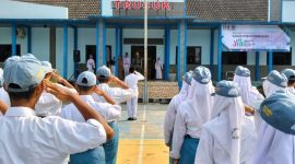 Para siswa SMK di Bojonegoro mengikuti kegiatan penguatan bela negara yang digelar secara serentak oleh jajaran Babinsa Kodim 0813 Bojonegoro, Senin (20/10/2025). (Foto Dok Ho/RadarBangsa.co.id)