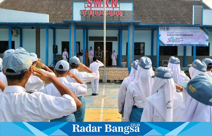 Para siswa SMK di Bojonegoro mengikuti kegiatan penguatan bela negara yang digelar secara serentak oleh jajaran Babinsa Kodim 0813 Bojonegoro, Senin (20/10/2025). (Foto Dok Ho/RadarBangsa.co.id)