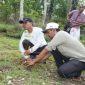 Bupati Lukman Hakim menanam bibit pohon mahoni di Bukit Binaol, Minggu (5/10/2025),  (Foto Dok Ho/RadarBangsa.co.id)