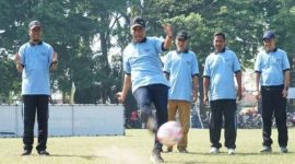 Bupati Lukman Hakim memulai Piala Bupati U-12 dengan tendangan kick off simbolis di Alun-alun Bangkalan, Sabtu (4/10) (Foto Dok Ho/RadarBangsa.co.id)